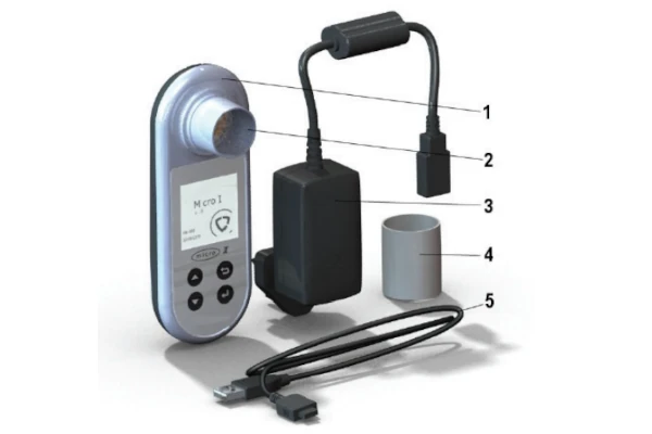 1) Espirómetro, 2) Transductor, 3) Cargador, 4) Boquilla de cartón, 5) Cable USB para cargar