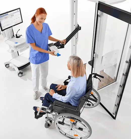 Brazo telescópico articulado para pacientes en silla de ruedas